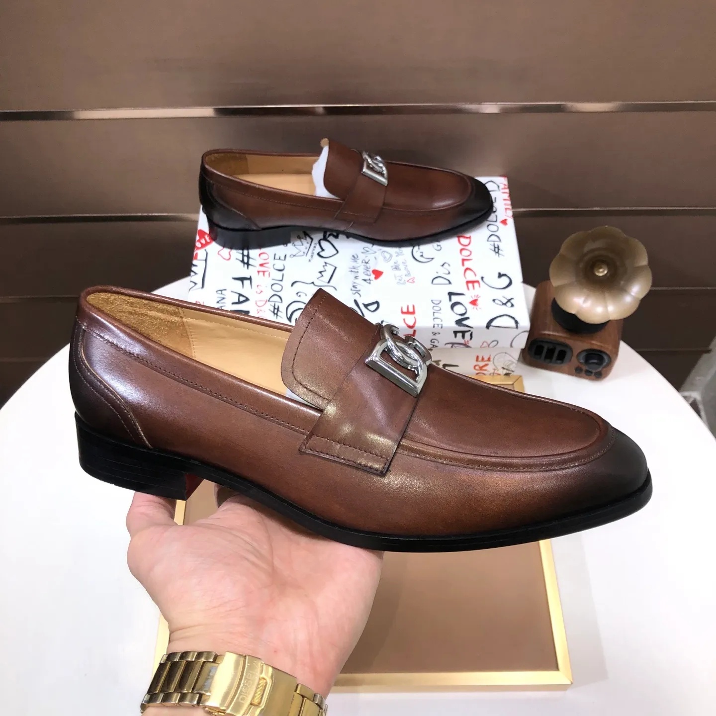 Ex-factory price 500💰DG top quality🔍🔍men's new leather shoes🚹Sold simultaneously at counters⚠Shoe uppers are imported cowhide from Italy, fully imported cowhide lining, imported accessories💪💪, completely 1⃣️ to 1⃣️replica🇮🇹 💪💪, ⚠Sole: The original sole is specially provided by the original factory, the exclusive movable molded sole is super comfortable, ⚠The original factory follows the order, 🔍🔍high quality, you can enter and exit the counter at will, welcome to compare ⚠Number of sizes: 38-44 (45 customized)